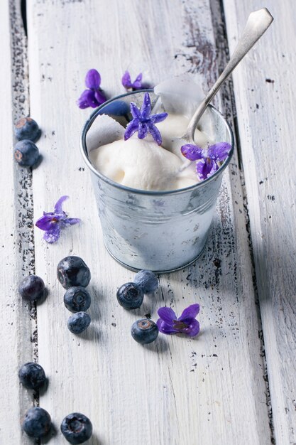 Helado con violetas azucaradas