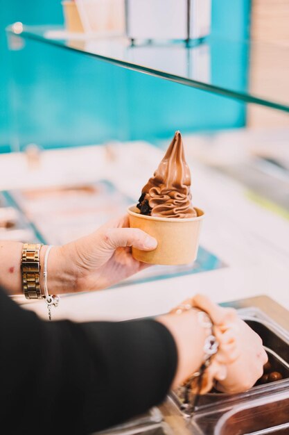 Foto helado de yogur de chocolate con almíbar.