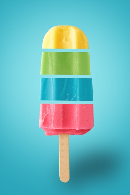 Helados de colores hechos de diferentes piezas sobre fondo azul.