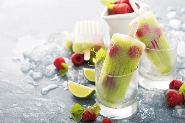 Helados de frambuesa y pepino