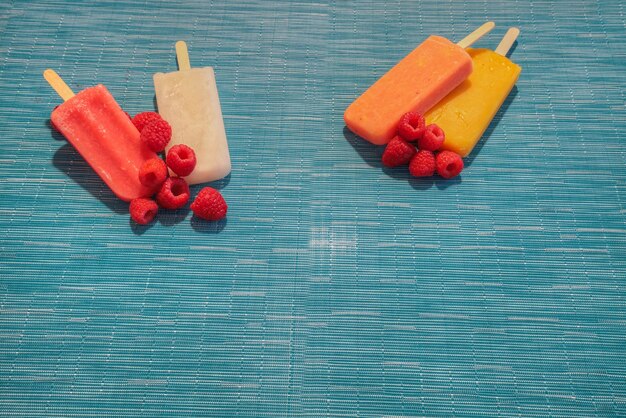 Foto helados de frutas en un fondo azul acuático en verano