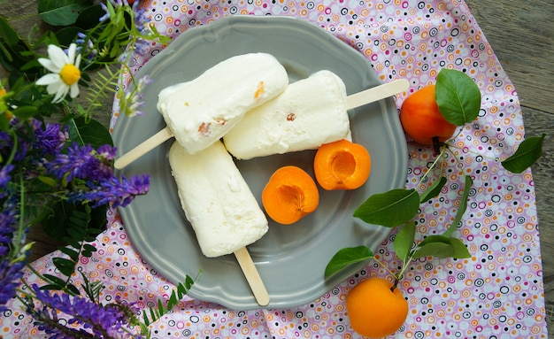 Helados con limón y albaricoques frescos