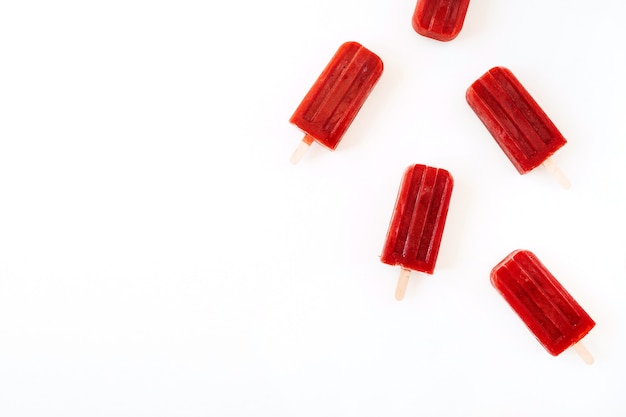 Helados rojos sobre blanco