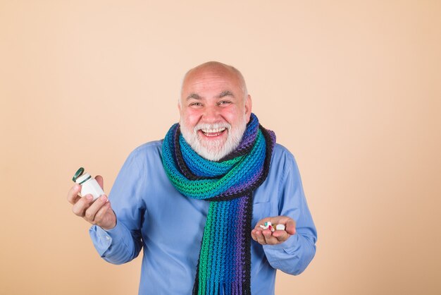 Helfen Sie dem Mann mit Pillen Pillen, die von Arztmedikamenten und Pillen für das Gesundheitswesen verschrieben werden