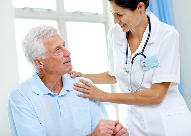 Helfen Sie einer Ärztin und einem alten Mann im Pflegeheim um Rat, Trost und Unterstützung in der Seniorenklinik. Beratung im Alterskrankenhaus und älterer Patient mit Krankenschwester oder professioneller medizinischer Pflegekraft