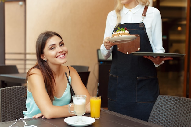 Helfender Kunde des Kellnerinservers im Café