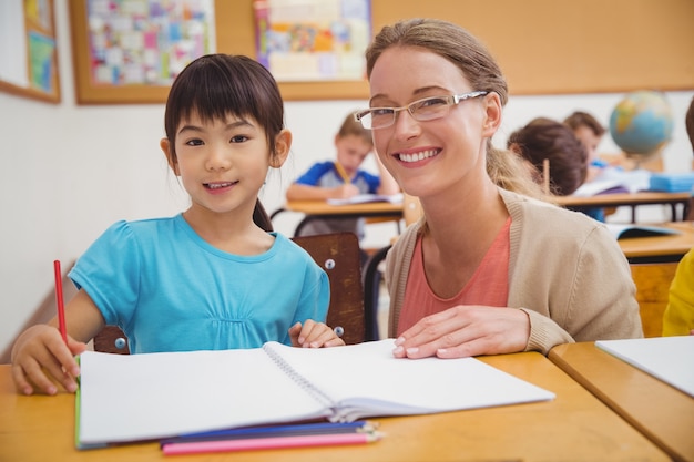 Helfender Schüler des hübschen Lehrers im Klassenzimmer