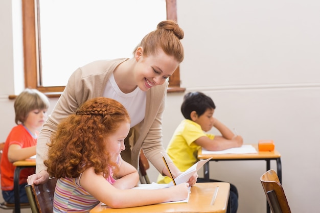 Helfender Schüler des hübschen Lehrers im Klassenzimmer