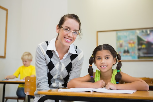 Helfender Schüler des hübschen Lehrers im Klassenzimmer