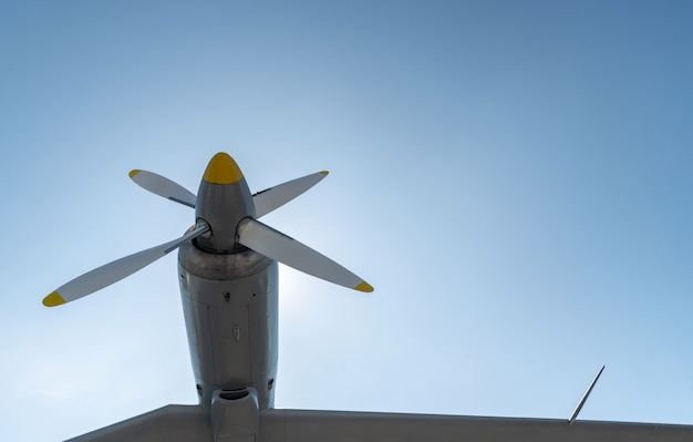 Hélice de avión de aviones militares, copia espacio. Cielo azul soleado