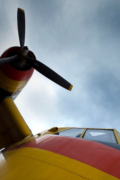 Hélice e cabine de um avião vintage em um show aéreo