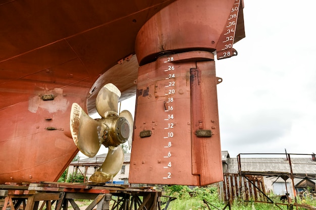 Hélice de paso variable y timón Buque de carga en tierra en el patio de reparación de buques