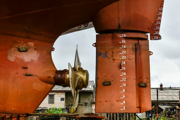 Hélice de paso variable y timón Buque de carga en tierra en el patio de reparación de buques