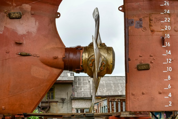 Hélice de paso variable y timón Buque de carga en tierra en el patio de reparación de buques