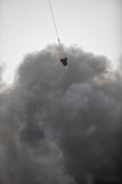 helicóptero apaga un fuego de una canasta de agua