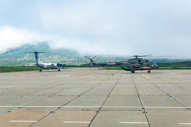 Helicóptero y avión en el aeropuerto de la isla de Kunashir preparándose para el despegue