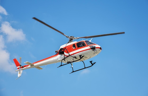 Foto helicóptero com câmera montada no céu azul