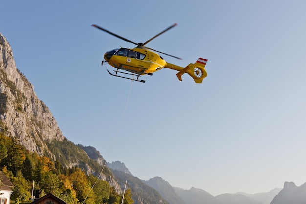 Helicóptero de emergência amarelo