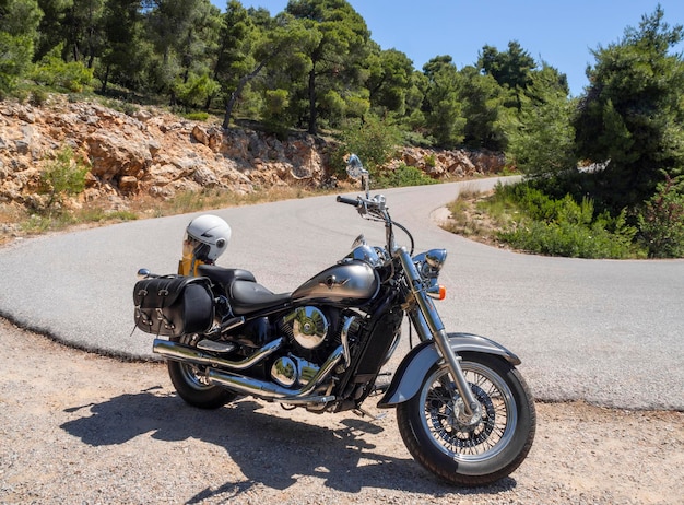 Helicóptero de motocicleta retrô fica em uma serpentina de montanha na Grécia