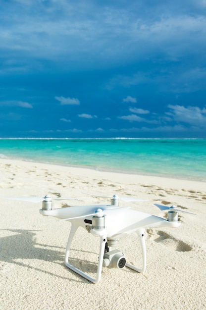Helicóptero drone com câmera digital na praia