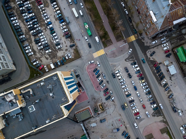 Helicóptero Drone Shot. Fotografía aérea de una ciudad moderna sobre un área, una gran encrucijada, estacionamiento, edificios de gran altura, un parque y carreteras. Toma panorámica de la ciudad desde arriba