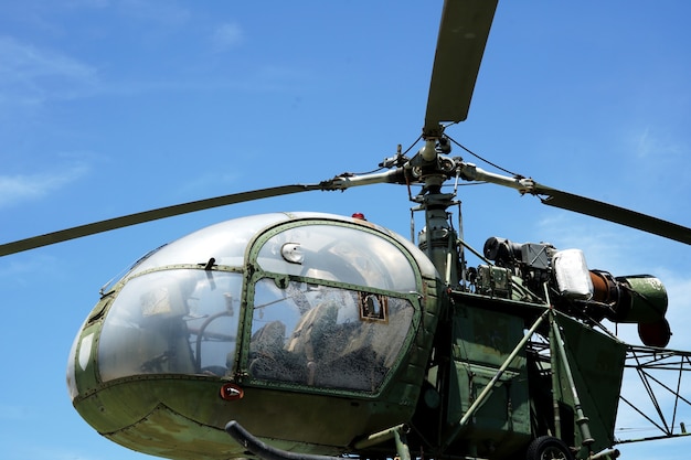 Helicóptero del ejército en la segunda guerra mundial sobre fondo de cielo azul