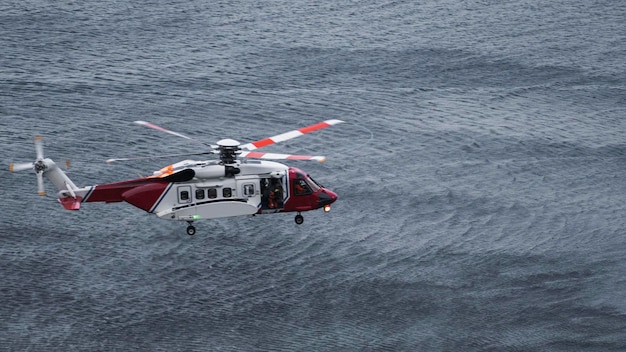 Helicóptero de guardacostas sobrevolando el mar en Escocia