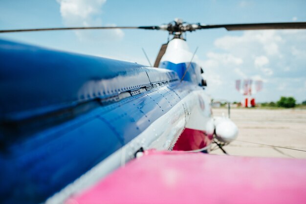 Helicóptero en el lugar de despegue del aeródromo.