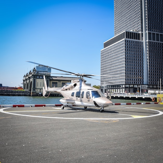 Helicóptero de lujo listo para despegar. Nueva York, EE. UU.