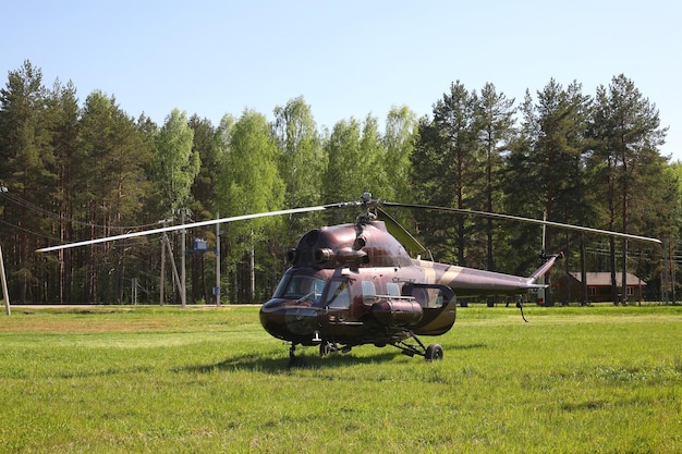 Helicóptero marrom grande dos aviões no estacionamento