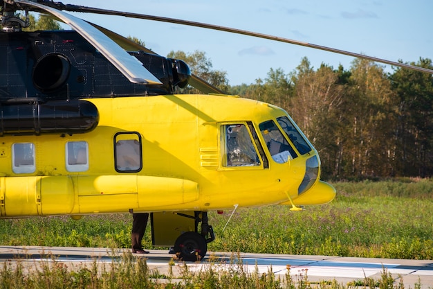 Helicóptero médico de resgate amarelo no local fora da cidade.