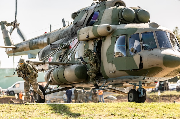 Helicóptero militar aterriza en el suelo durante el ejercicio militar