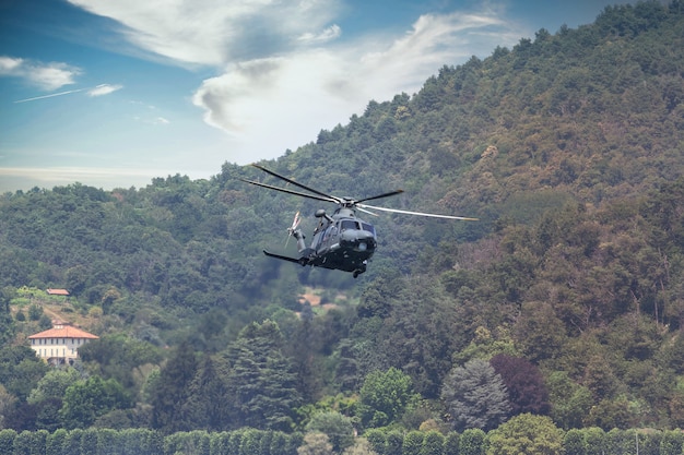 Un helicóptero militar de baja altitud