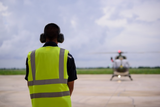 Helicóptero militar estacionado no heliporto em marcha