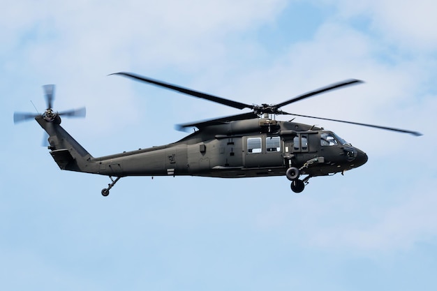 Helicóptero militar sem nome na base aérea Transporte de voos da força aérea e do exército Aviação e helicópteros Transporte e ponte aérea Indústria militar Voar e voar Tema comercial