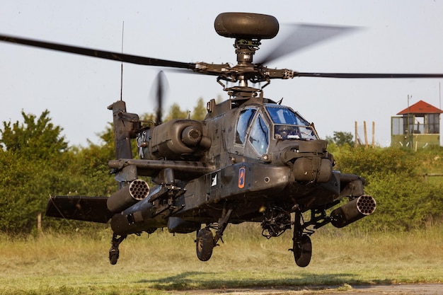 Helicóptero militar sem título na base aérea Transporte aéreo da Força Aérea e do Exército Aviação e helicópteros Transporte e transporte aéreo Indústria militar Voar e voar Tema comercial