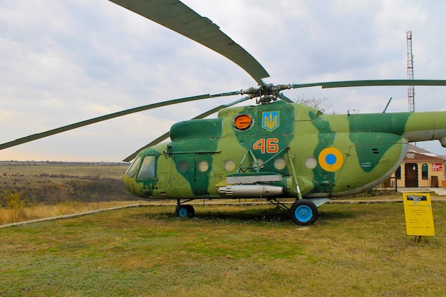 Helicóptero militar soviético en el parque Yuzhnoukrainsk Ucrania