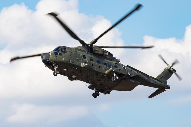 Helicóptero militar sin título en la base aérea Transporte aéreo de la fuerza aérea y del ejército Aviación y helicópteros Transporte y puente aéreo Industria militar Volar y volar Tema comercial