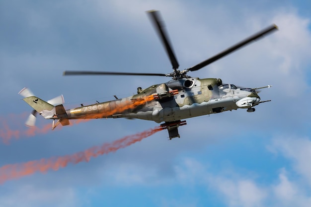 Helicóptero militar sin título en la base aérea Transporte aéreo de la fuerza aérea y del ejército Aviación y helicópteros Transporte y puente aéreo Industria militar Volar y volar