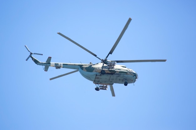 Foto helicóptero militar voa no céu transporte aéreo