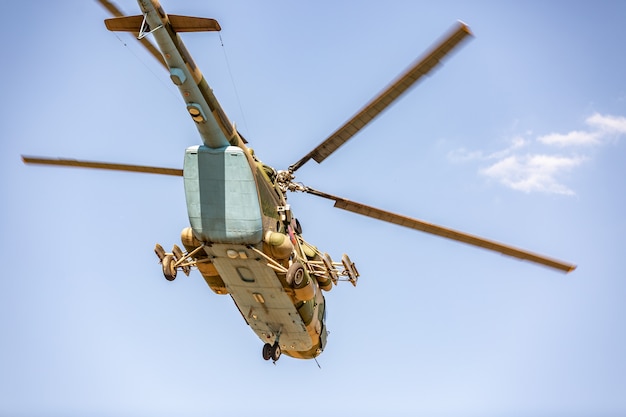 Helicóptero militar volando durante el ejercicio realizando una demostración militar