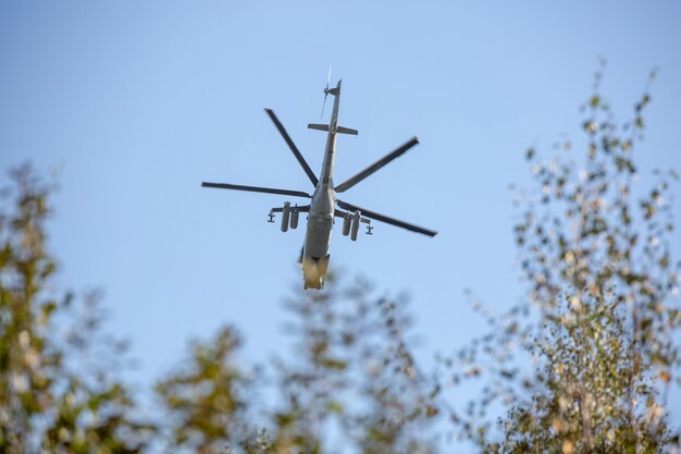 Helicóptero militar volando durante el ejercicio realizando una demostración militar