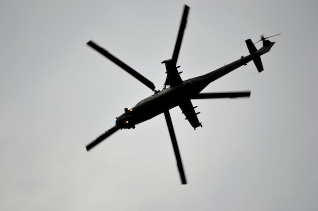 Foto helicóptero militar volando en la vista aérea desde abajo