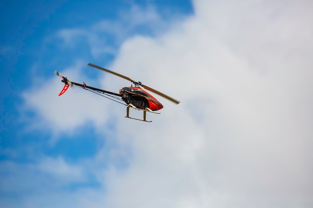 Foto helicóptero para transporte em fundo de céu nublado