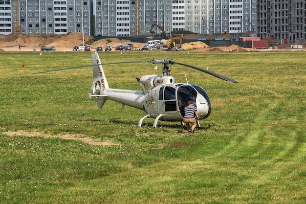 Helicóptero participante del 16º Campeonato Mundial de Helicópteros y la 4ª etapa de la Copa del Mundo de carreras de helicópteros Minsk Bielorrusia