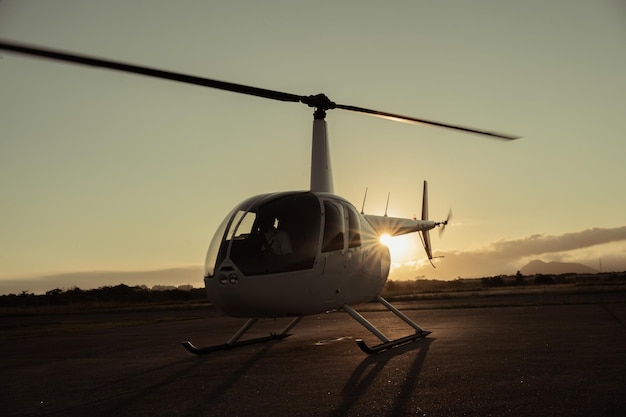 Helicóptero en la pista al atardecer Foto de alta calidad