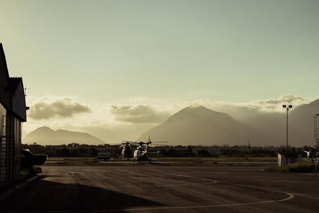 Helicóptero en la pista al atardecer Foto de alta calidad