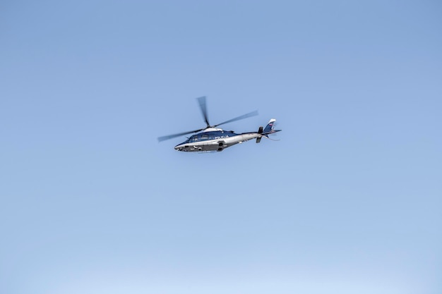 Helicóptero de la policía volando en el aire con el cielo nublado