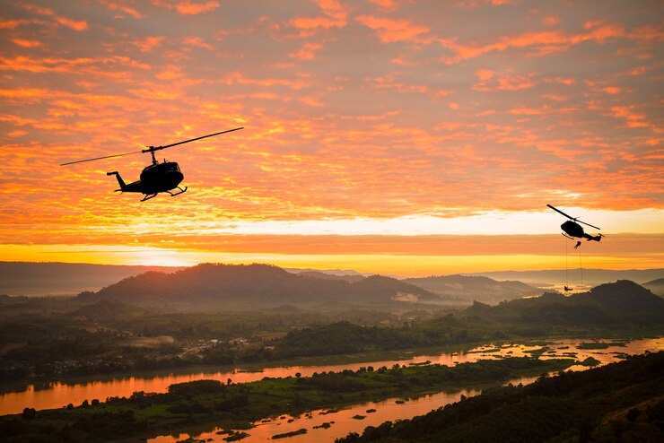 helicóptero en puesta de sol en el río