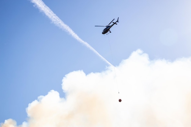 Helicóptero que combate los incendios forestales de BC durante un caluroso día soleado de verano